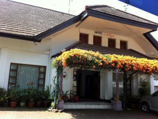 Catellya Guest House Cipaku Бандунг Екстериор снимка