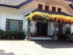 Catellya Guest House Cipaku Бандунг Екстериор снимка